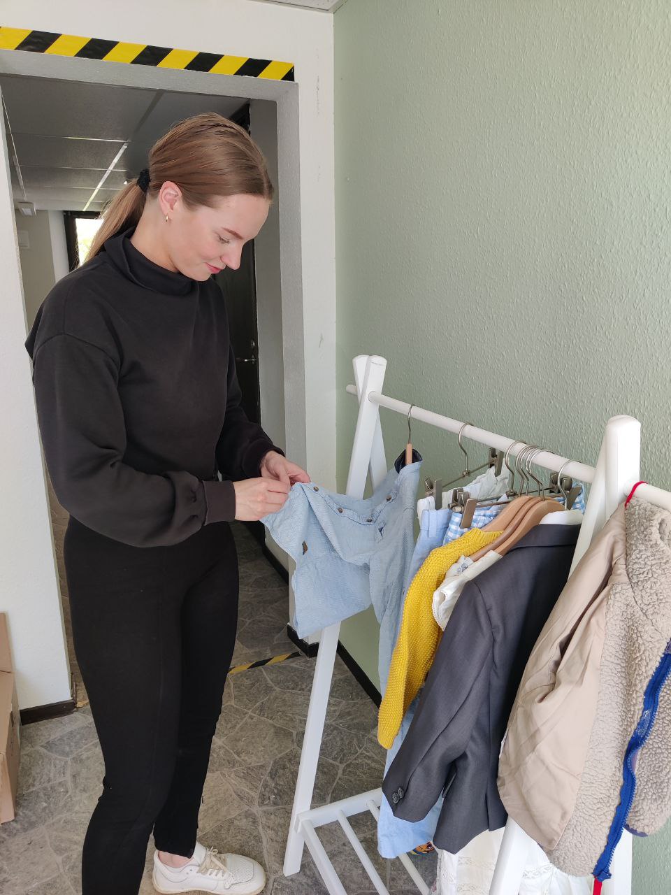 Sortering och kvalitetskontroll av inlämnade barnkläder hos Lilleman & Jag