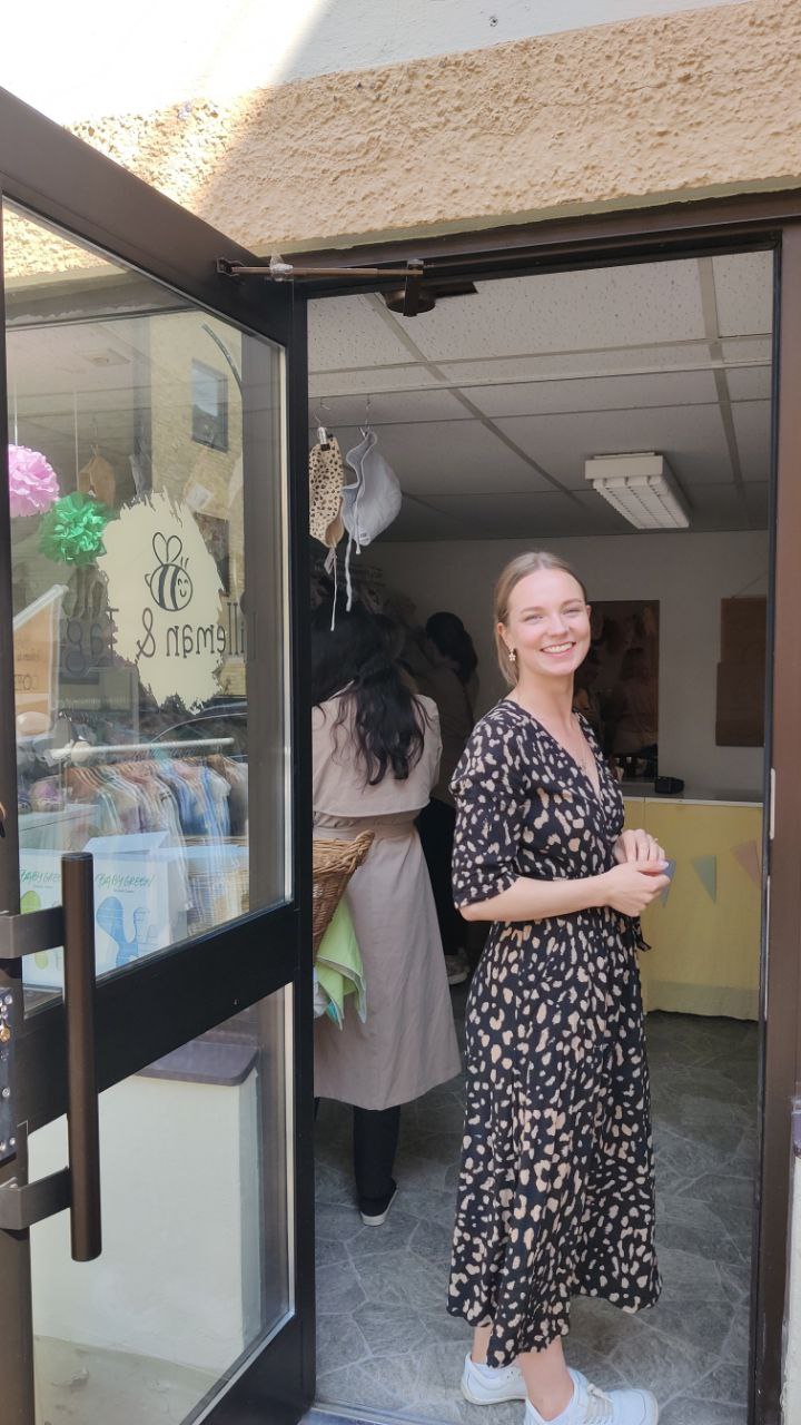 Interiör från Lilleman & Jag butik med välorganiserade barnkläder